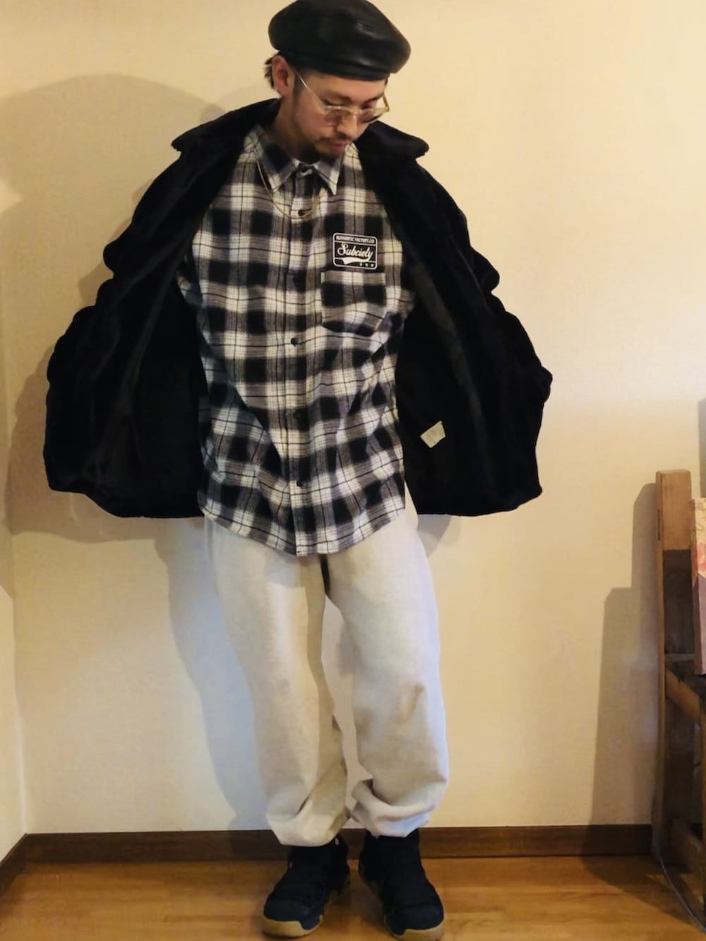 ホワイト系のシャツ/ブラウス、ブラック系のブルゾン、グレー系のスウェットパンツを着用したメンズの冬コーディネートの3枚目の写真