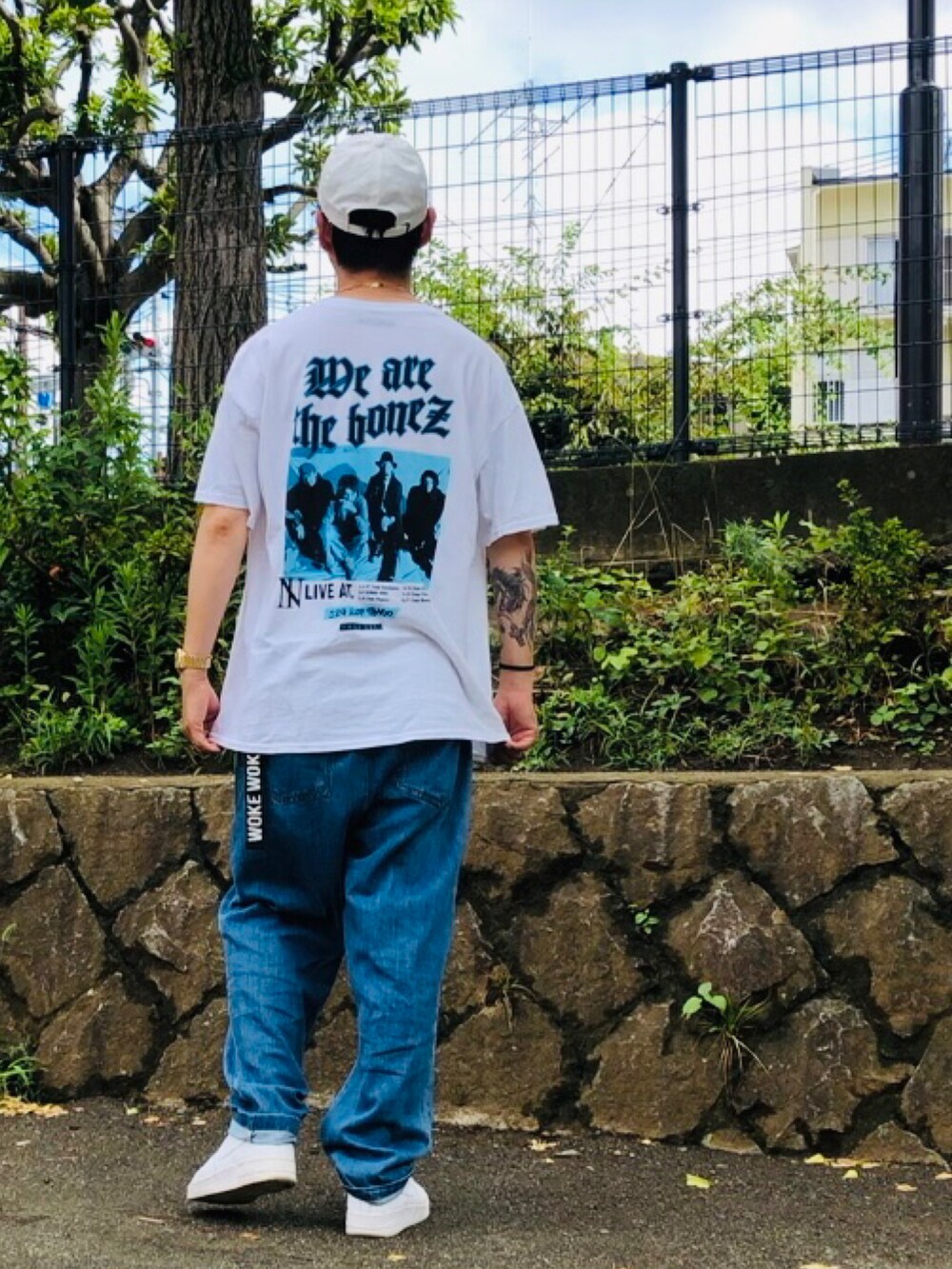 ブルー系のその他パンツ、ホワイト系のスニーカー、ホワイト系のキャップを着用したメンズの夏コーディネートの3枚目の写真