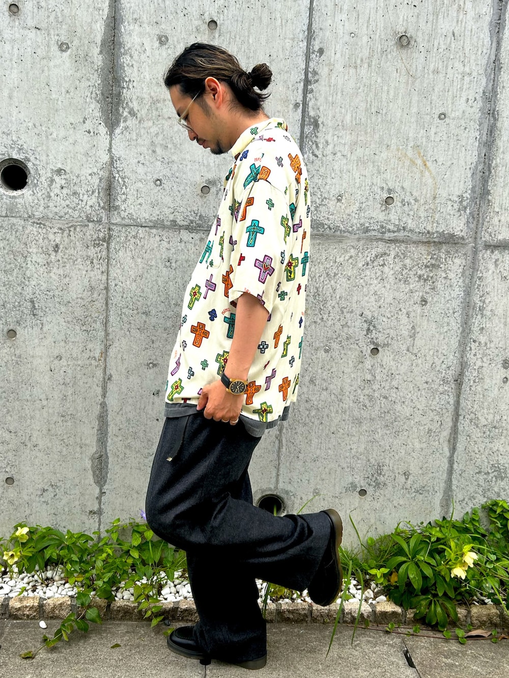 グレー系のスラックス、ホワイト系のシャツ/ブラウス、ブラック系のローファーを着用したメンズの夏コーディネートの2枚目の写真