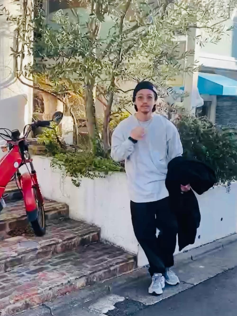 グレー系のTシャツ/カットソー、グレー系のスニーカー、ブラック系のその他パンツを着用したメンズの春コーディネートの2枚目の写真