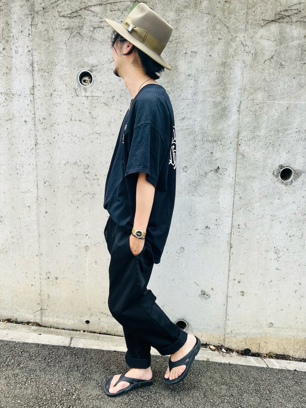 「黒、ブラック、バンドT、今日のコーデ、ラフ、サングラス、サンダル、スラックス、シンプル、ハット」｜「CRIMIEのアイテム（帽子、ベージュ系）」を使った、Rainyさん（メンズ・174cm）の夏コーディネートの3枚目の写真