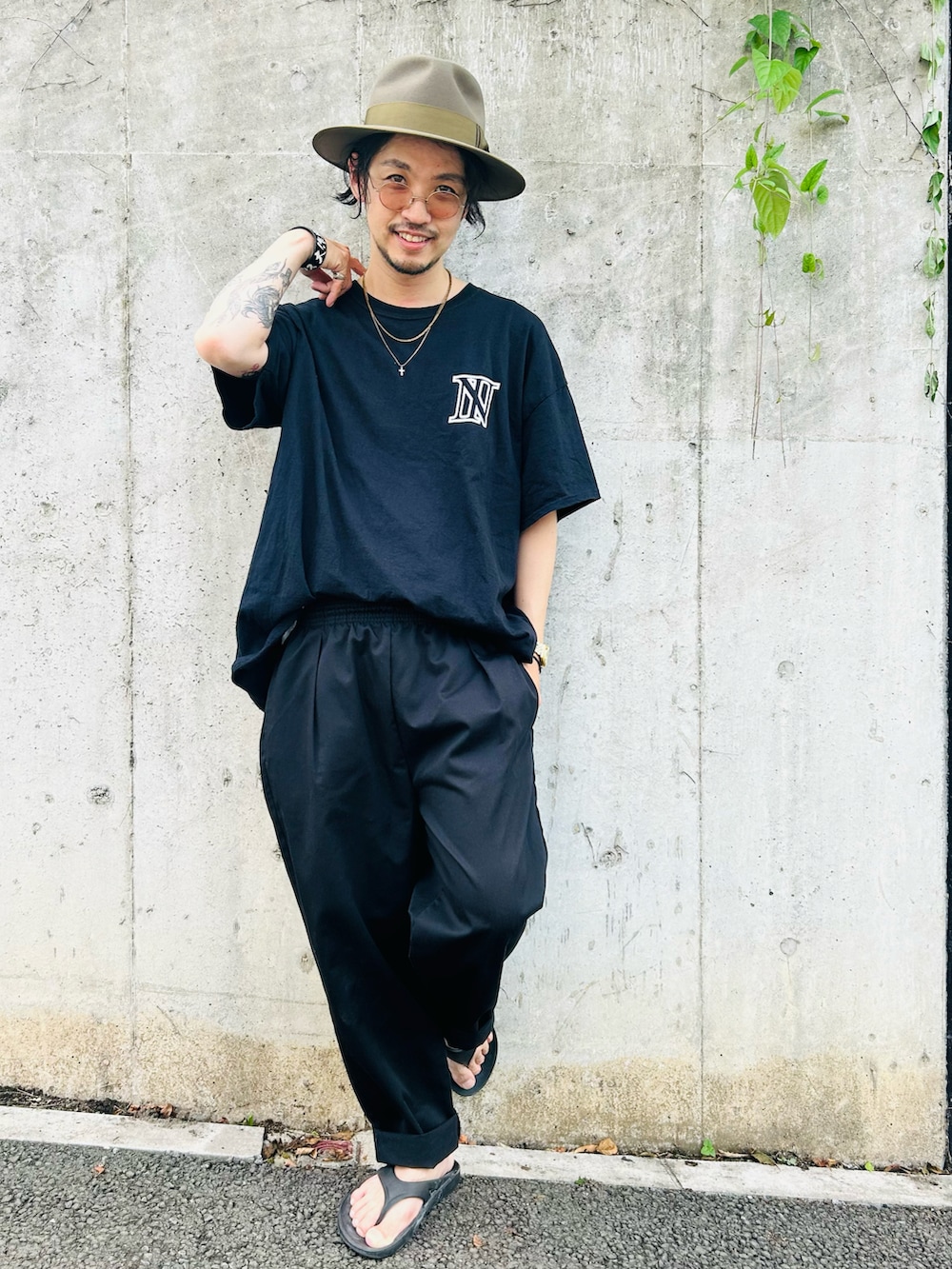 「黒、ブラック、バンドT、今日のコーデ、ラフ、サングラス、サンダル、スラックス、シンプル、ハット」｜「CRIMIEのアイテム（帽子、ベージュ系）」を使った、Rainyさん（メンズ・174cm）の夏コーディネートの2枚目の写真
