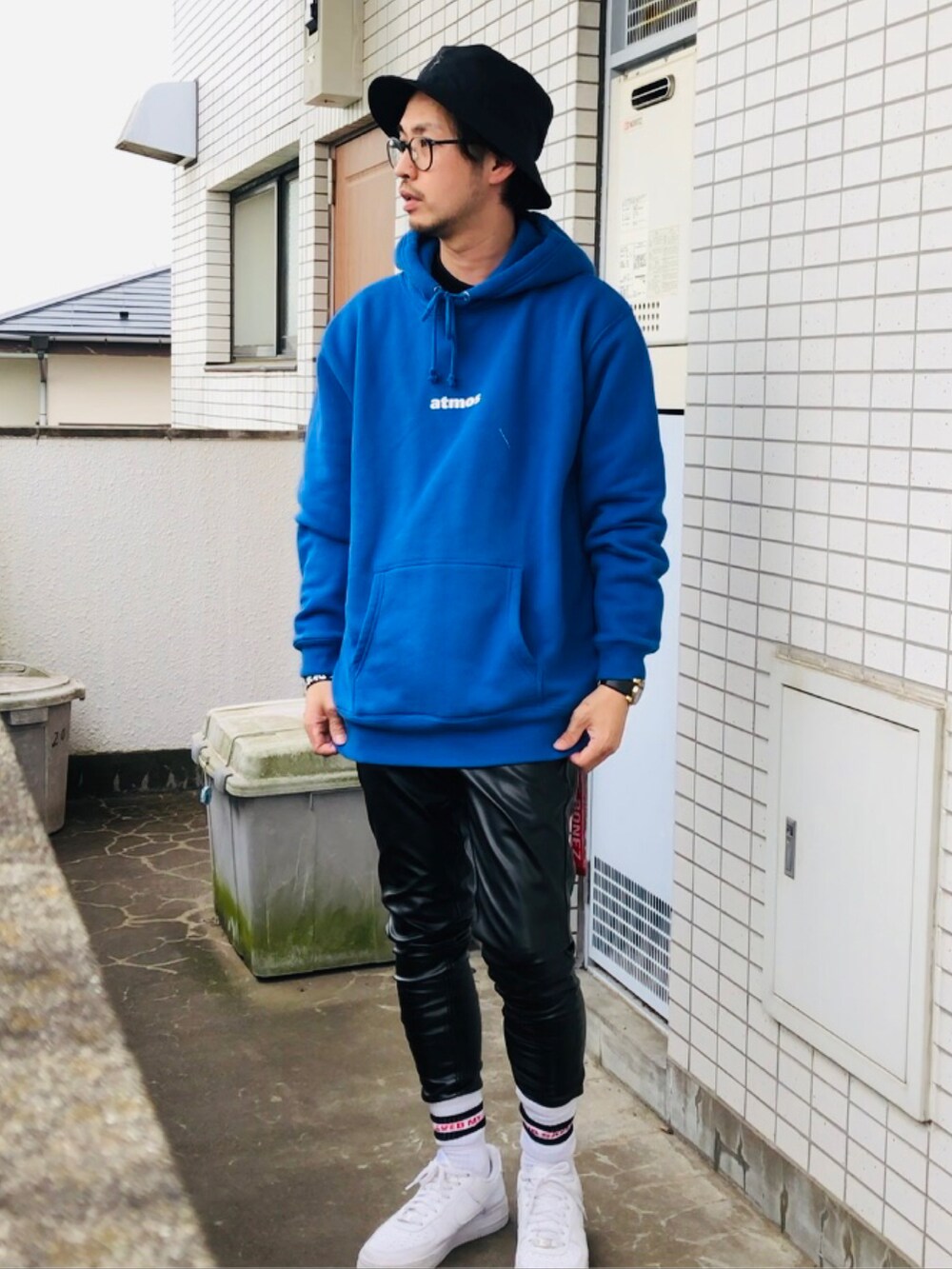 「カジュアル、レザーパンツ、スキニー、ソックスイン、パーカー、バケットハット、TheBONEZ、atmos、NIKE、ブルー」｜「atmosのアイテム（パーカー、ブルー系）」を使った、Rainyさん（メンズ・174cm）の春コーディネートの3枚目の写真