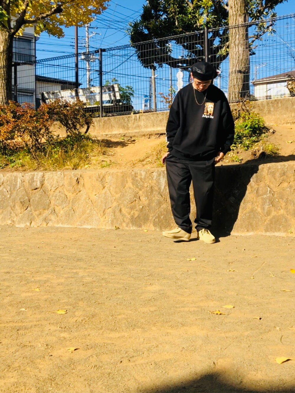 ベージュ系のブーツ、ブラック系のその他パンツ、ブラック系のスウェットを着用したメンズの冬コーディネートの3枚目の写真