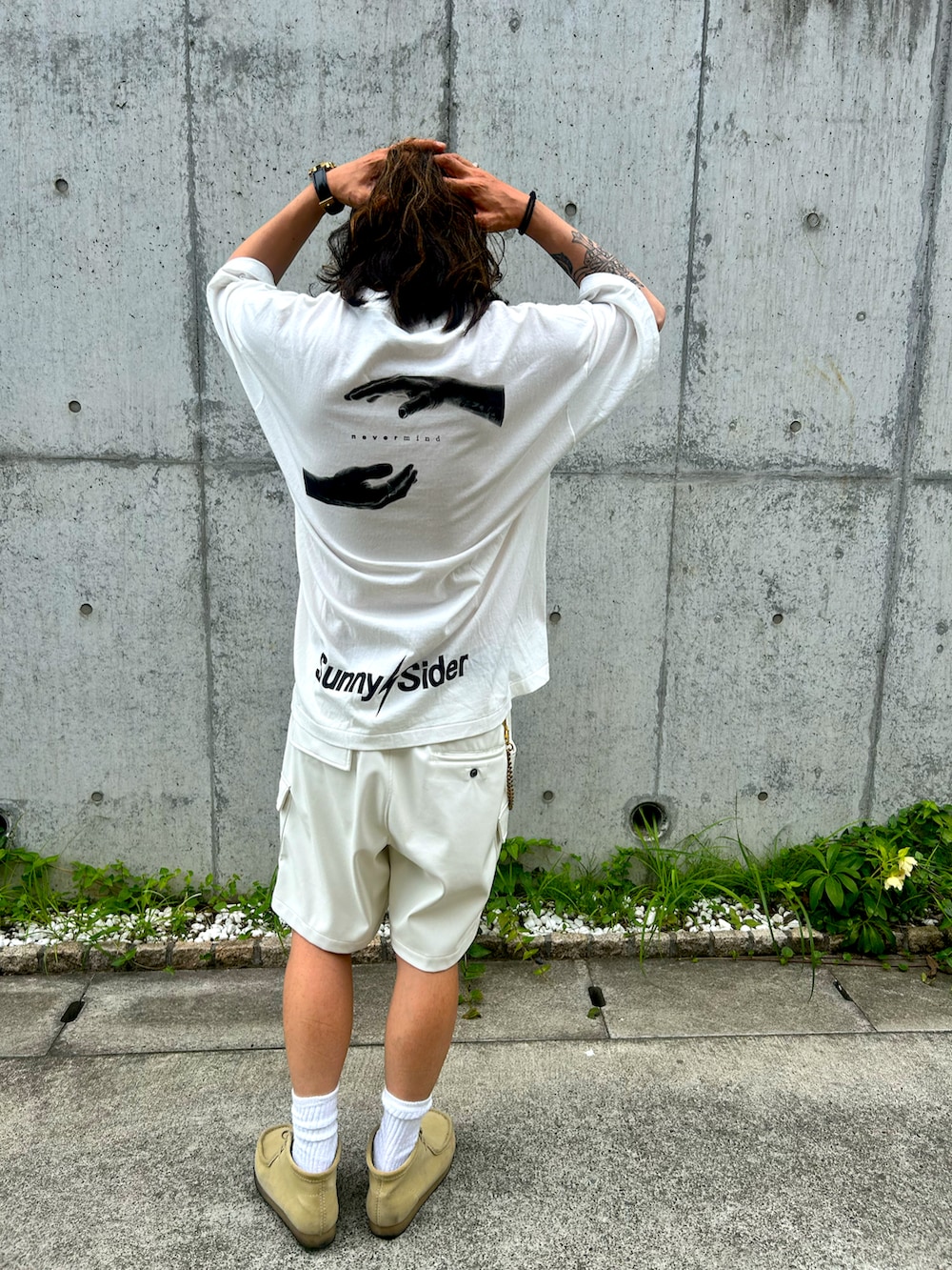ベージュ系のブーツ、ホワイト系のその他パンツ、ホワイト系のTシャツ/カットソーを着用したメンズの夏コーディネートの3枚目の写真
