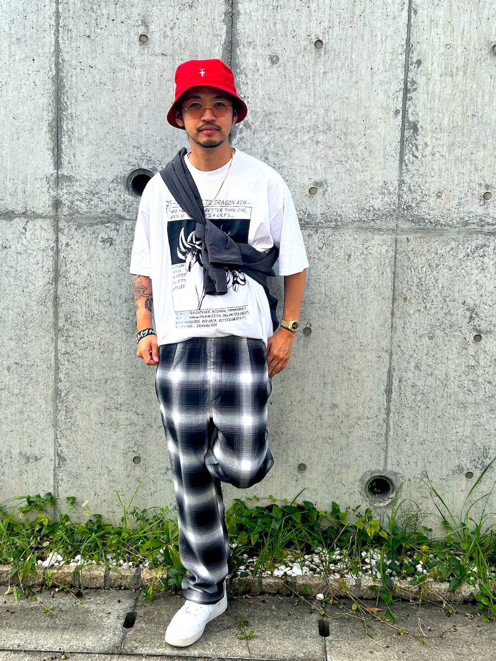 グレー系のシャツ/ブラウス、ブラック系のその他パンツ、ホワイト系のスニーカーを着用したメンズの秋コーディネートの2枚目の写真