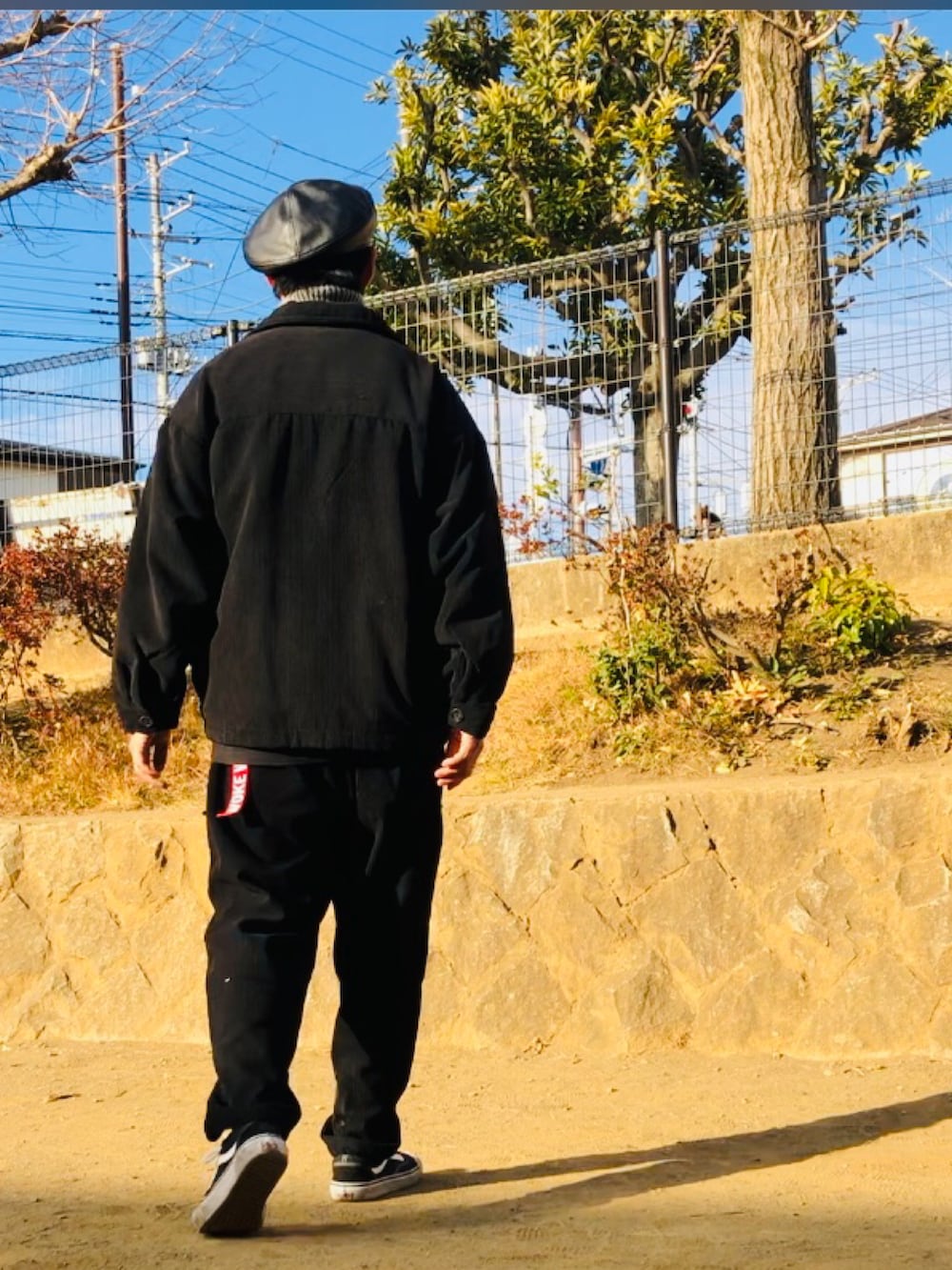 ブラック系のジャケット/アウター、ブラック系のパンツ、ブラック系のスニーカーを着用したメンズの冬コーディネートの3枚目の写真