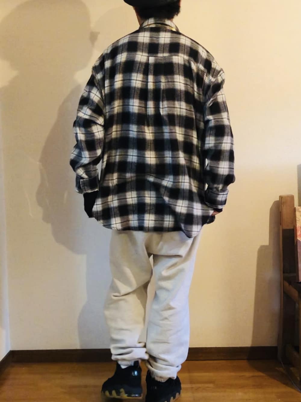 ホワイト系のシャツ/ブラウス、グレー系のスウェットパンツ、ブラック系のスニーカーを着用したメンズの冬コーディネートの2枚目の写真