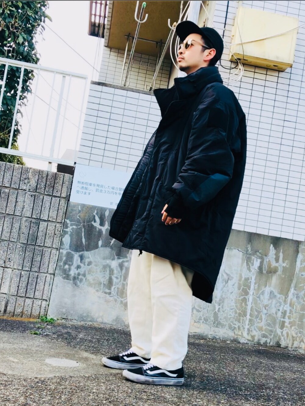 ブラック系のミリタリージャケット、ホワイト系のその他パンツ、ブラック系のスニーカーを着用したメンズの春コーディネートの4枚目の写真