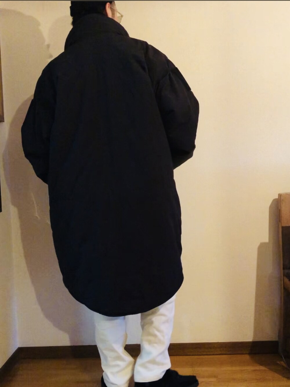 ブラック系のミリタリージャケット、ブラック系のローファー、ホワイト系のシャツ/ブラウスを着用したメンズの冬コーディネートの4枚目の写真