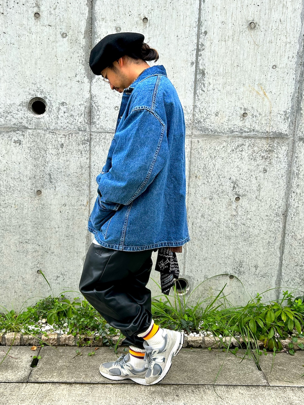 ブラウン系のシャツ/ブラウス、ブラック系のその他パンツ、ブルー系のカバーオールを着用したメンズの秋コーディネートの2枚目の写真