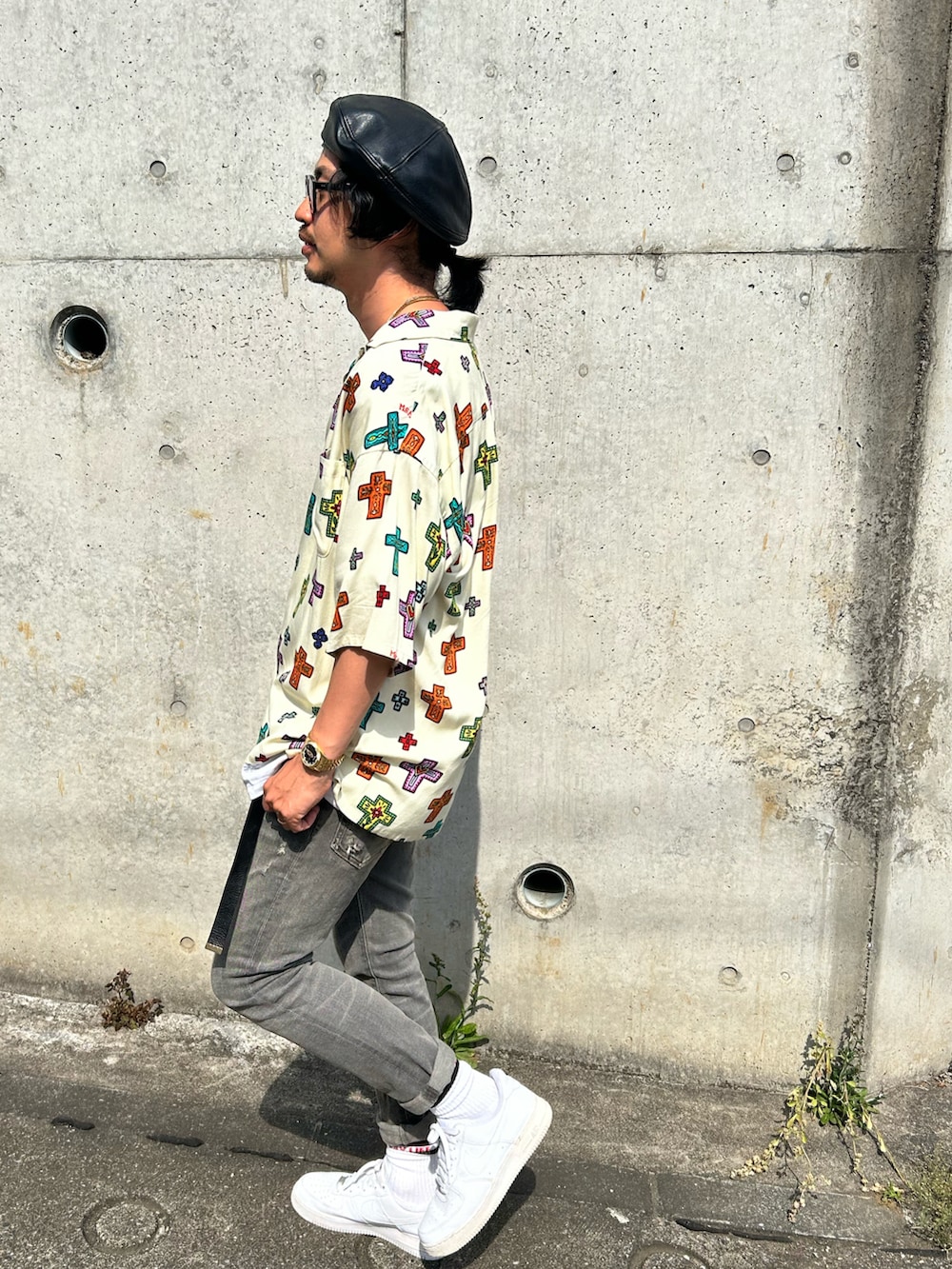 ホワイト系のシャツ/ブラウス、グレー系のパンツ、ホワイト系のスニーカーを着用したメンズの春コーディネートの2枚目の写真