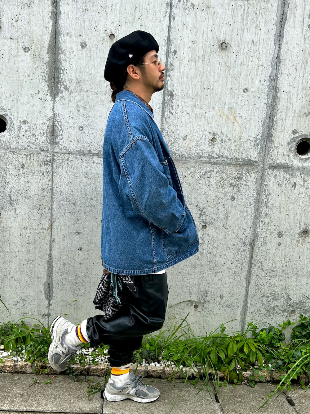 ブラウン系のシャツ/ブラウス、ブラック系のその他パンツ、ブルー系のカバーオールを着用したメンズの秋コーディネートの4枚目の写真