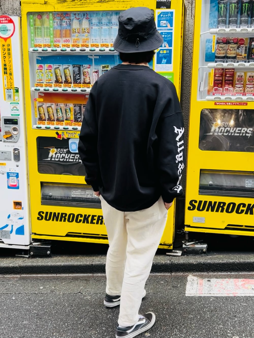 ホワイト系のその他パンツ、ブラック系のスウェット、ブラック系のスニーカーを着用したメンズの春コーディネートの3枚目の写真