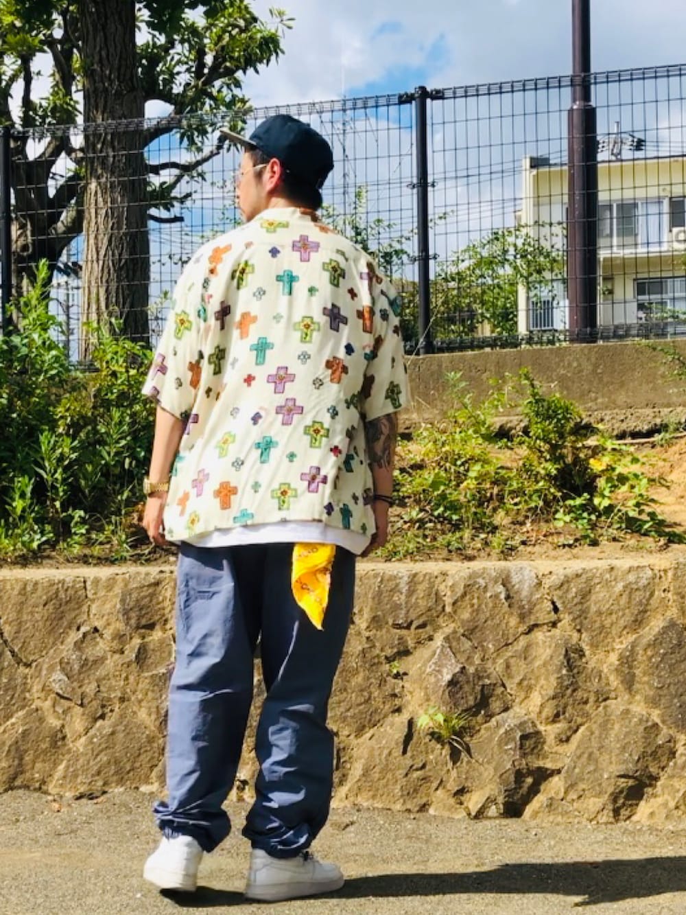 ブルー系のその他パンツ、ホワイト系のスニーカー、ホワイト系のシャツ/ブラウスを着用したメンズの夏コーディネートの3枚目の写真