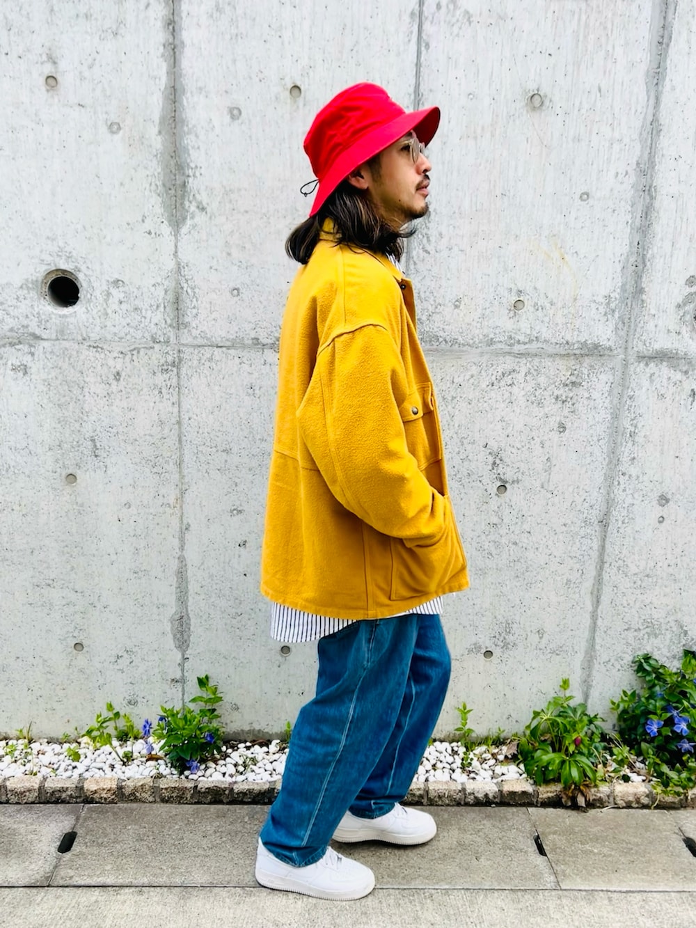 「カジュアルコーデ、NIKE、デニムパンツ、カバーオール、マスタード、バケットハット、ストライプシャツ、ストリート、春めき満開コーデ、レイヤード、ガチャベルト、ラフ」｜「FREAK'S STOREのアイテム（デニムパンツ、ブルー系）」を使った、Rainyさん（メンズ・174cm）の春コーディネートの3枚目の写真