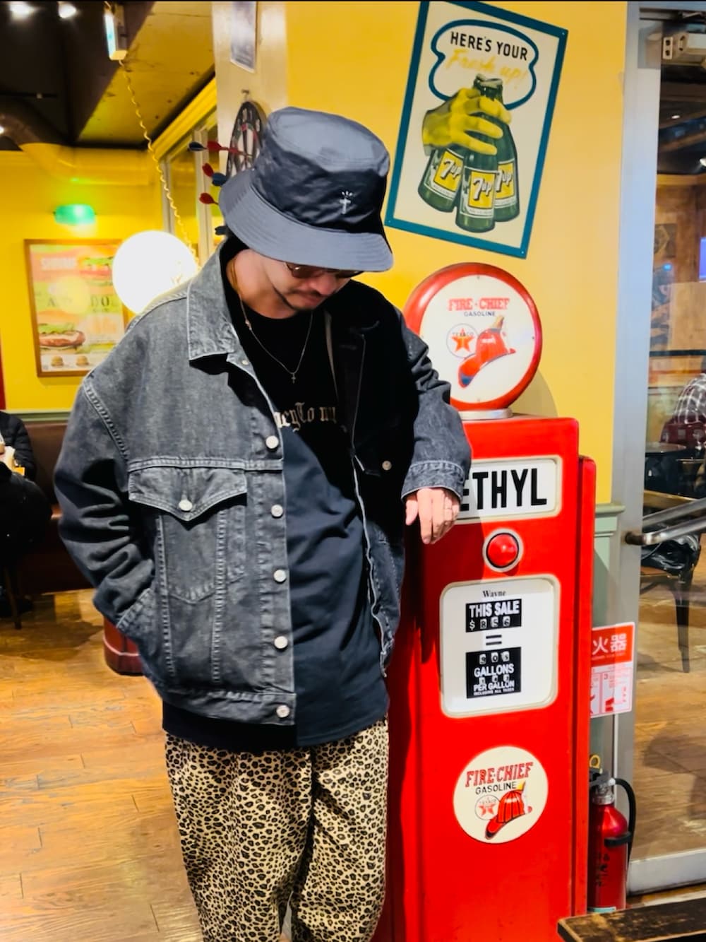 ブラック系のデニムジャケット、その他のその他パンツ、ブラック系のローファーを着用したメンズの春コーディネートの2枚目の写真