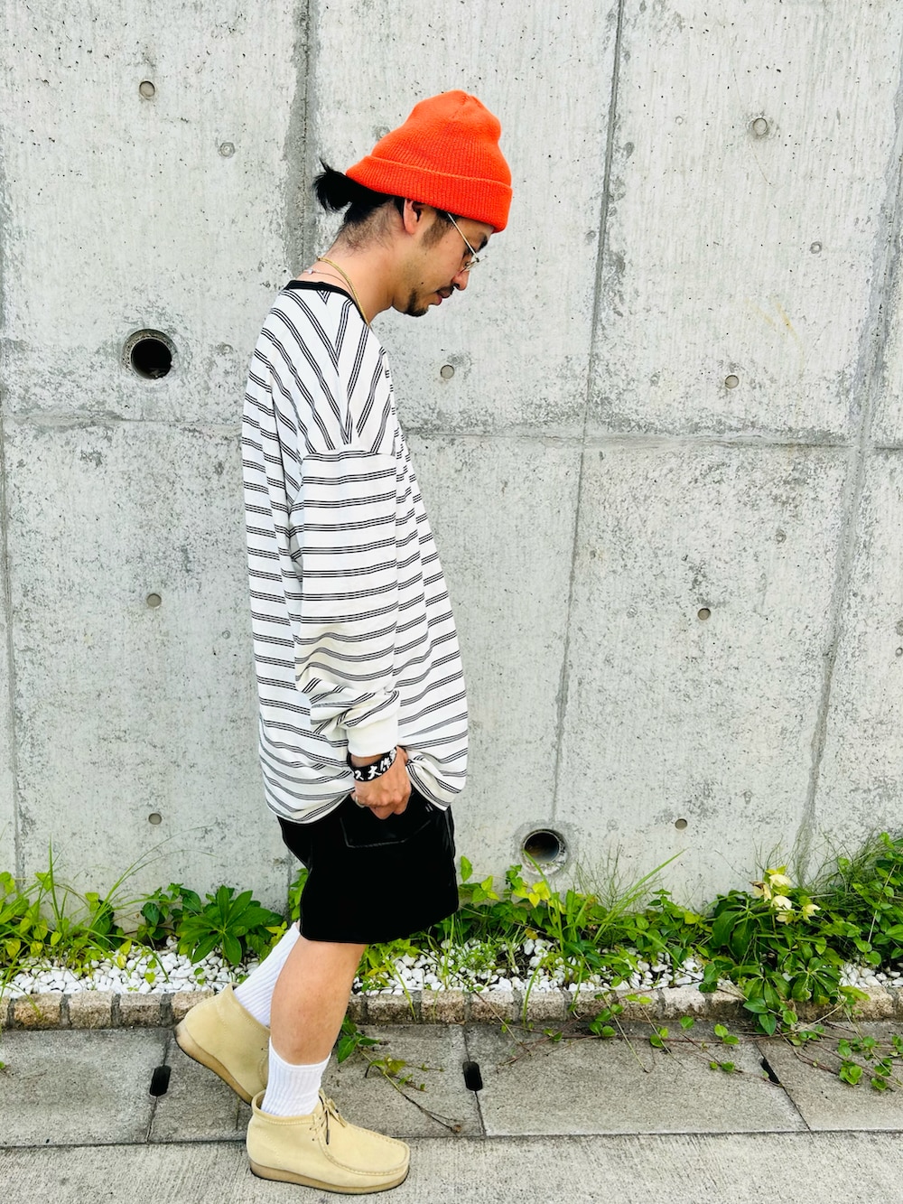 ホワイト系のTシャツ/カットソー、ブラック系のその他パンツ、ベージュ系のブーツを着用したメンズの夏コーディネートの3枚目の写真