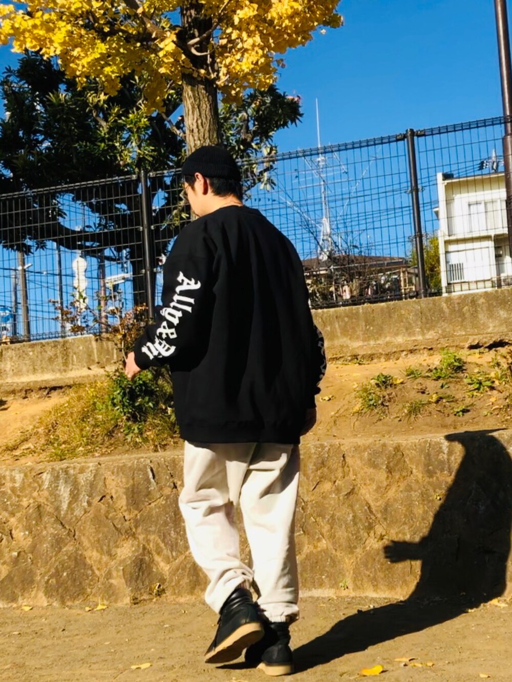 ブラック系のスウェット、グレー系のスウェットパンツ、ブラック系のブーツを着用したメンズの冬コーディネートの2枚目の写真