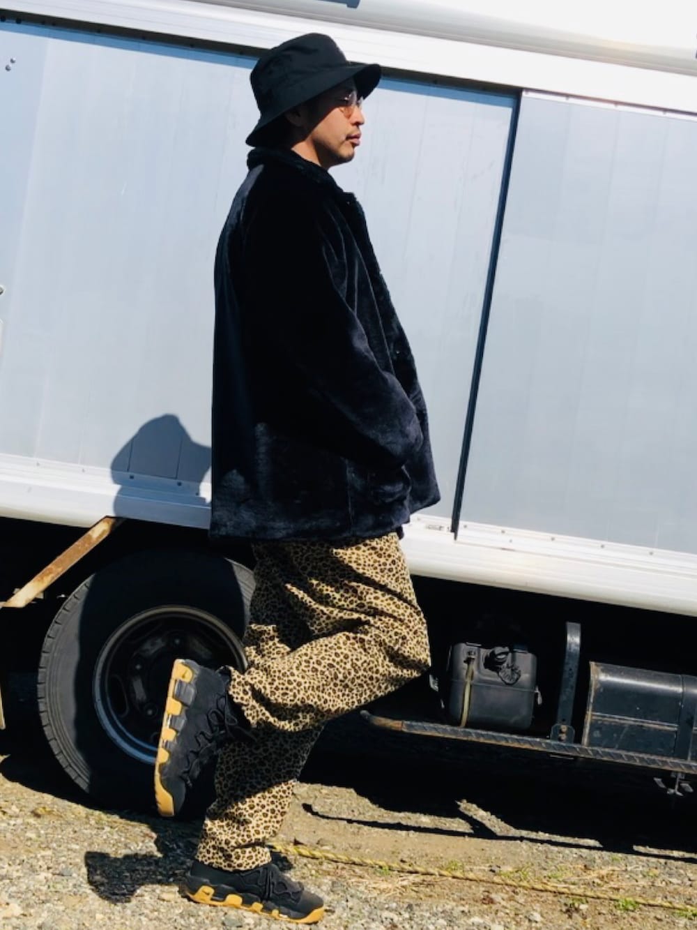 ブラック系のブルゾン、グリーン系のTシャツ/カットソー、その他のその他パンツを着用したメンズの春コーディネートの2枚目の写真