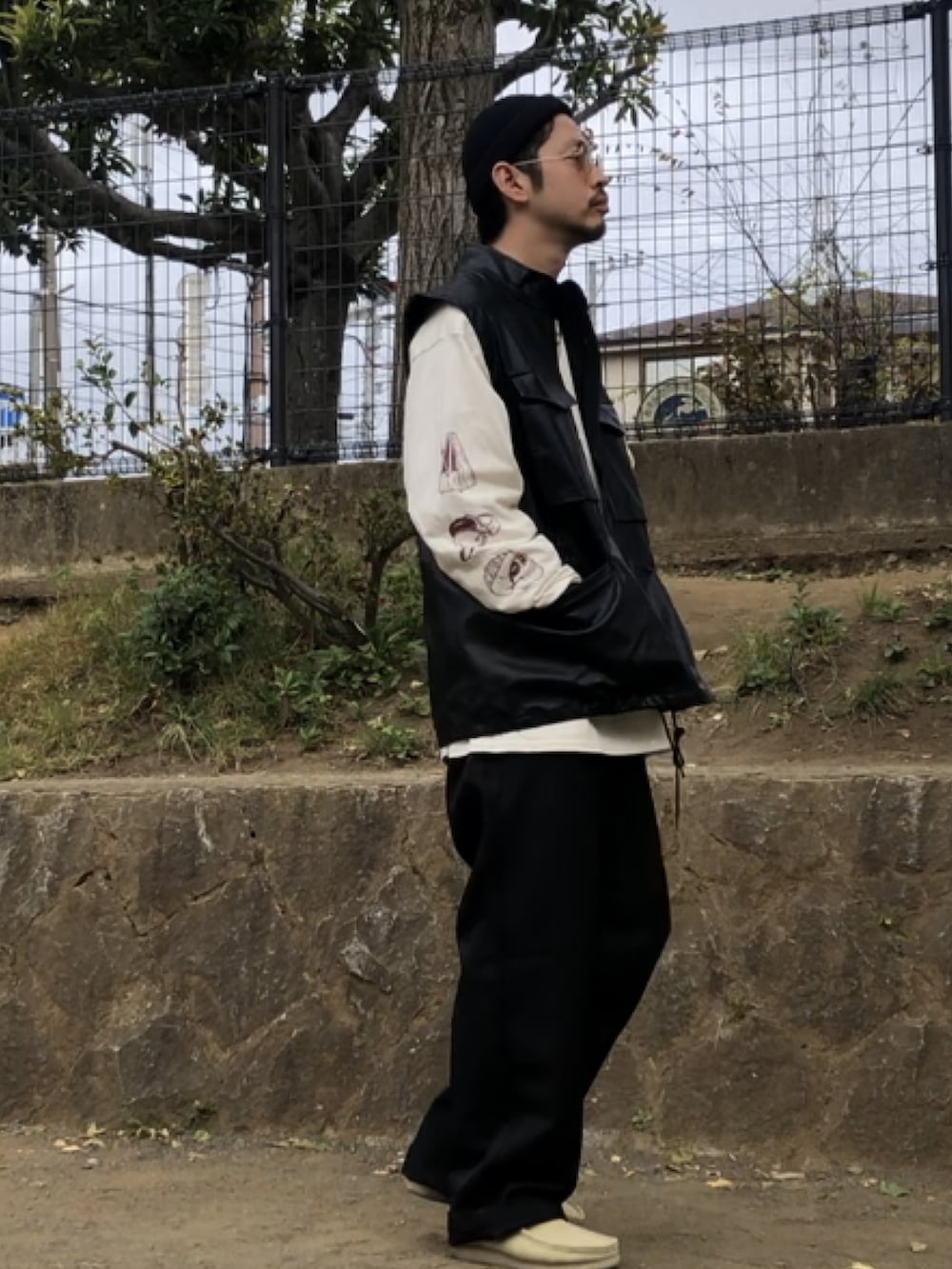 ベージュ系のトップス、ブラック系のジャケット/アウター、ベージュ系のブーツを着用したメンズの秋コーディネートの3枚目の写真