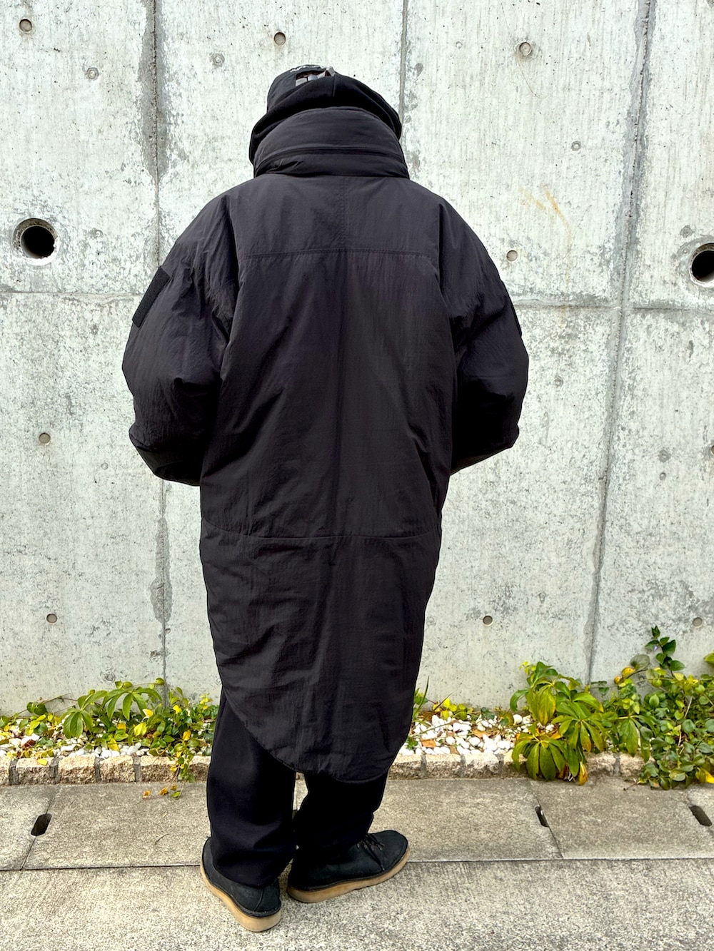 ブルー系のデニムジャケット、ブラック系のスウェットパンツ、ブラック系のブーツを着用したメンズの冬コーディネートの4枚目の写真