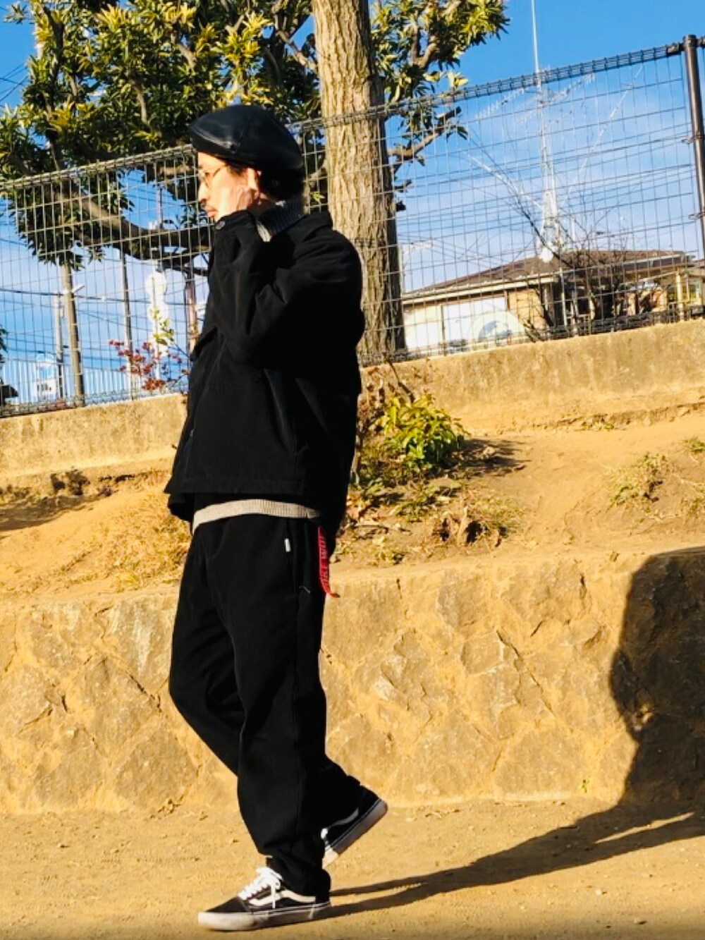 ブラック系のジャケット/アウター、ブラック系のパンツ、ブラック系のスニーカーを着用したメンズの冬コーディネートの2枚目の写真