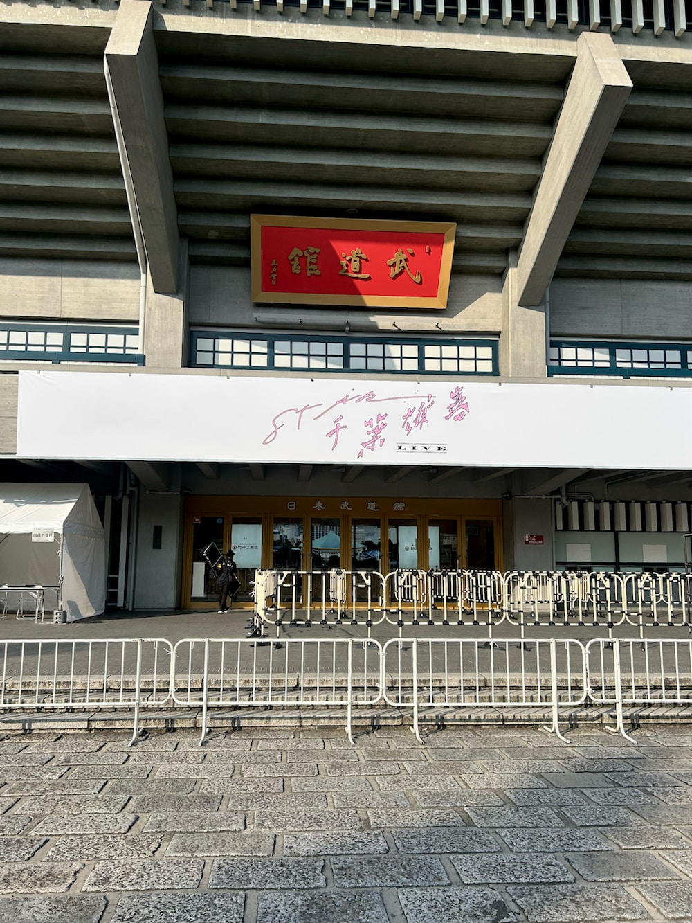 ブラック系のスニーカー、グレー系のTシャツ/カットソー、ホワイト系のパンツを着用したメンズの夏コーディネートの2枚目の写真