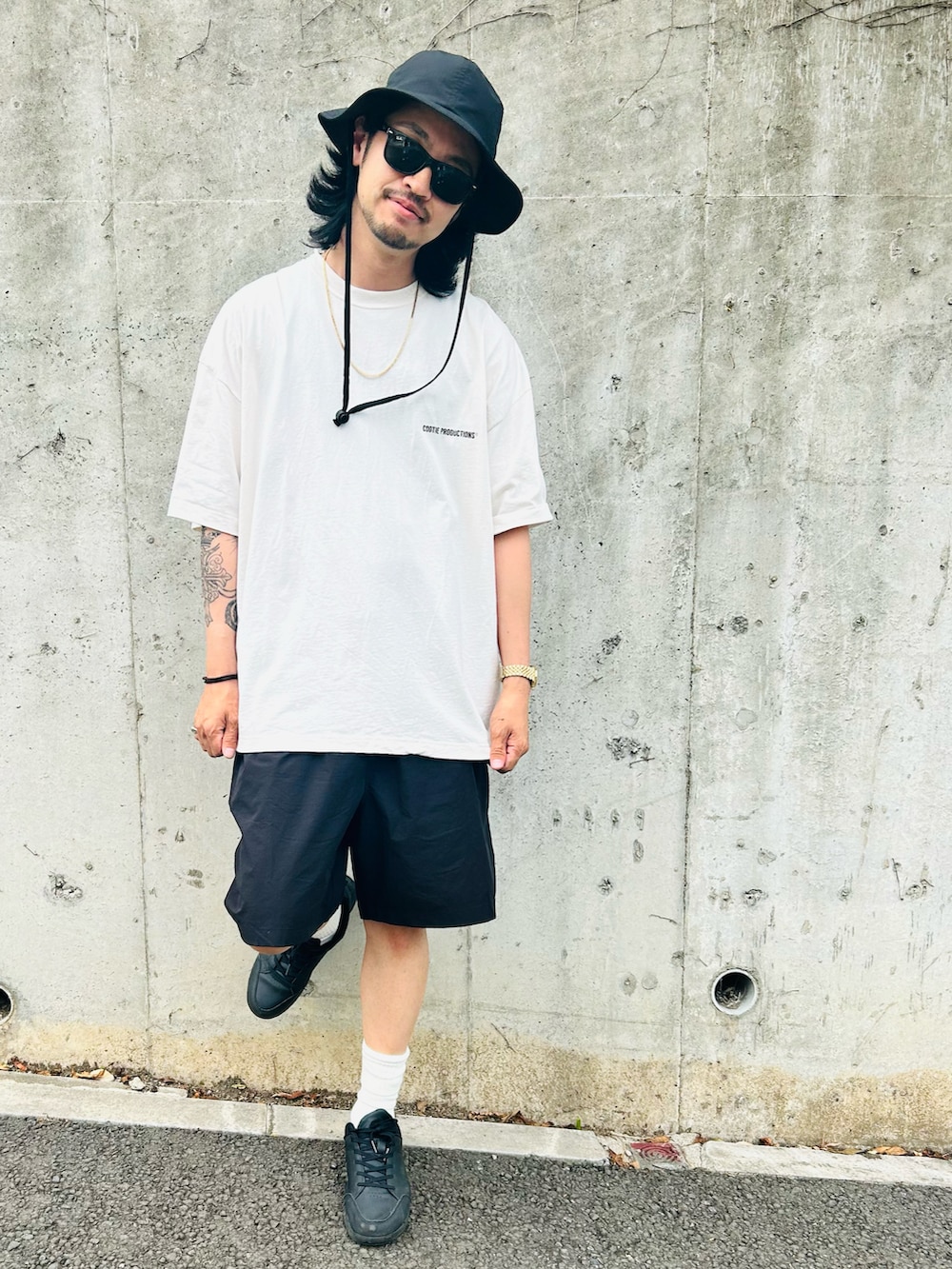 ホワイト系のTシャツ/カットソー、ブラック系のその他パンツ、ホワイト系のソックス/靴下を着用したメンズの夏コーディネートの2枚目の写真