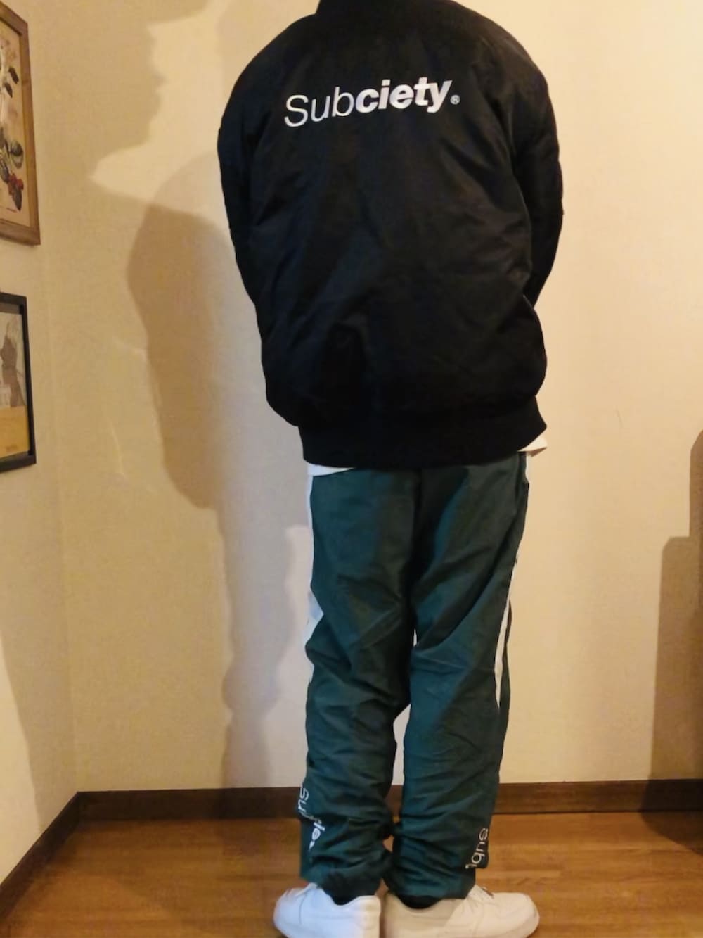 ホワイト系のスウェット、グリーン系のその他パンツ、ホワイト系のスニーカーを着用したメンズの冬コーディネートの4枚目の写真