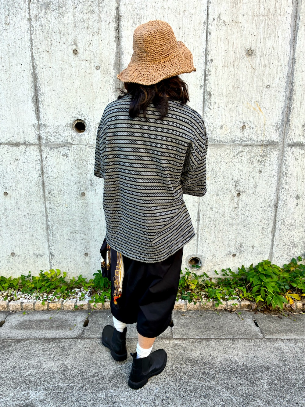 ブラック系のその他パンツ、ブラック系のTシャツ/カットソー、ブラック系のブーツを着用したメンズの夏コーディネートの3枚目の写真