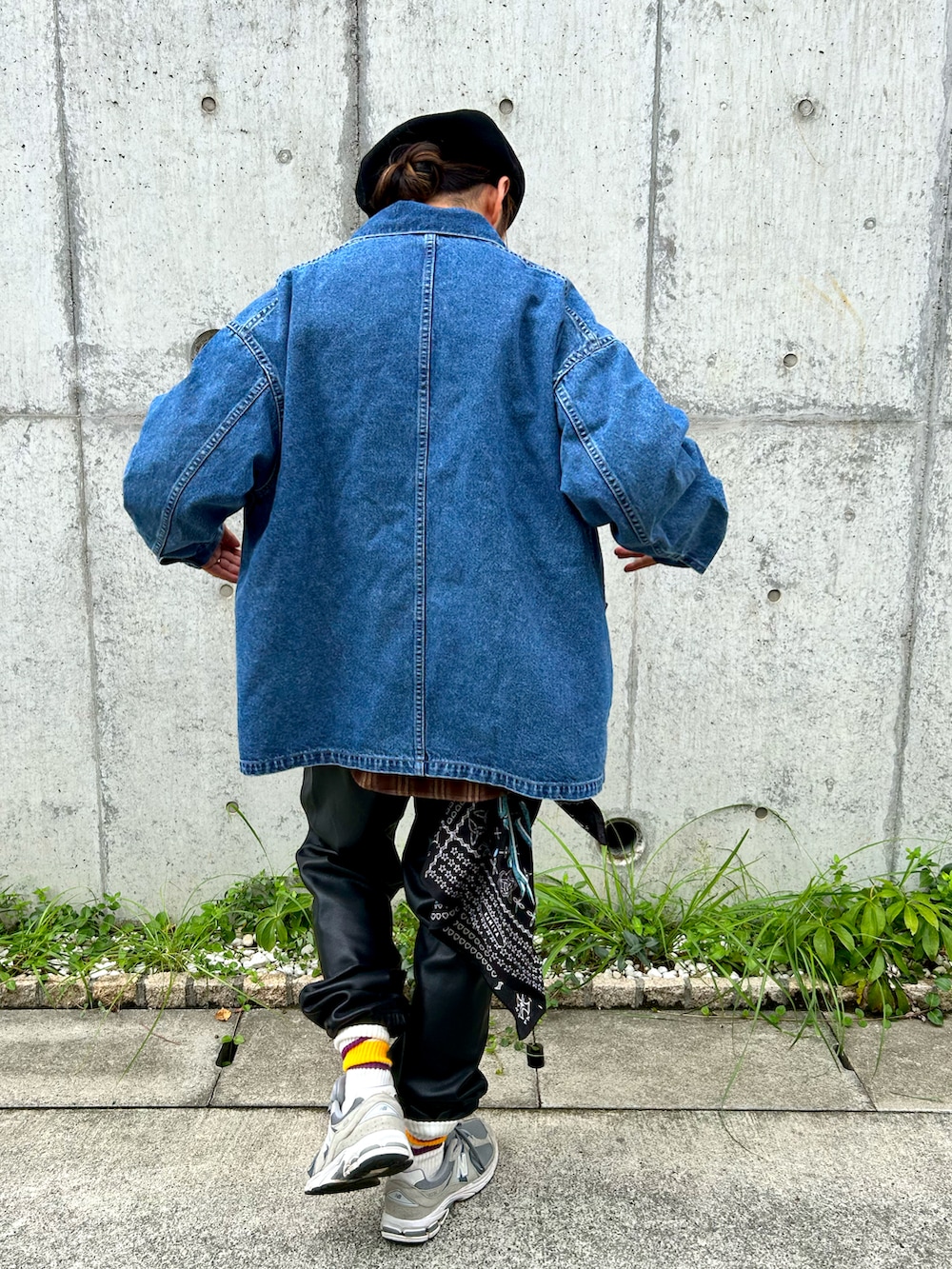 ブラウン系のシャツ/ブラウス、ブラック系のその他パンツ、ブルー系のカバーオールを着用したメンズの秋コーディネートの3枚目の写真