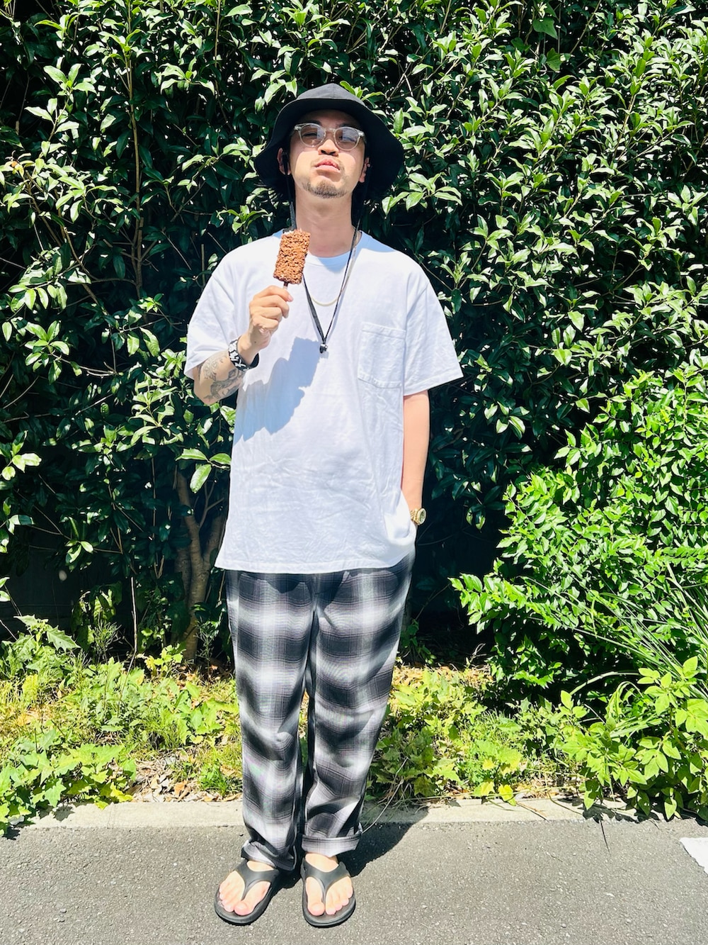 ブラック系のその他パンツ、ホワイト系のTシャツ/カットソー、ブラック系のハットを着用したメンズの秋コーディネートの2枚目の写真