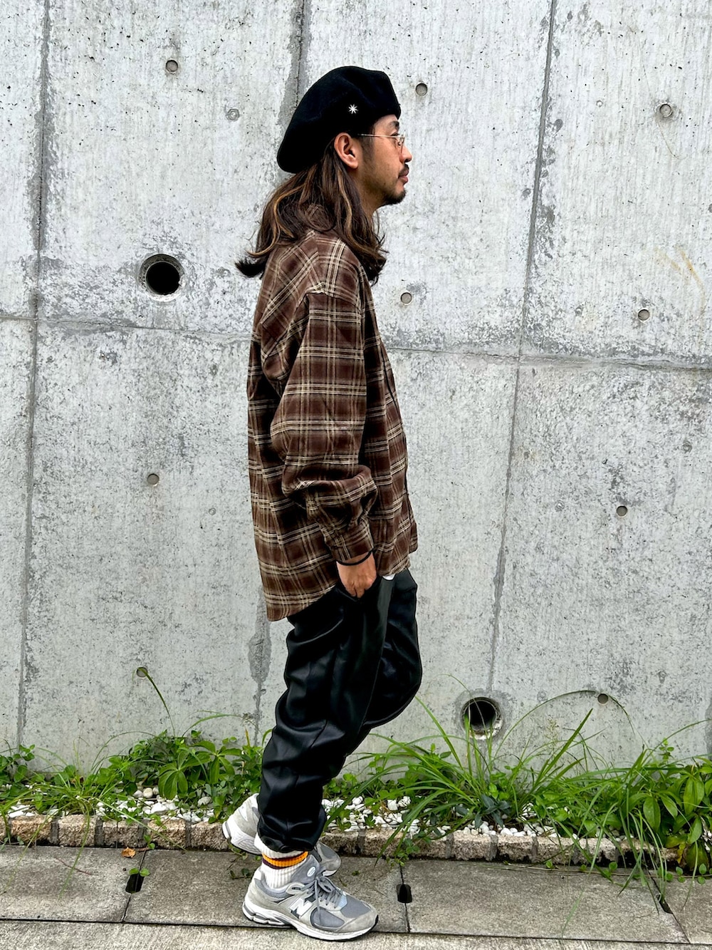 ブラウン系のシャツ/ブラウス、ブラック系のその他パンツ、ブラック系のハンチング/ベレー帽を着用したメンズの秋コーディネートの2枚目の写真