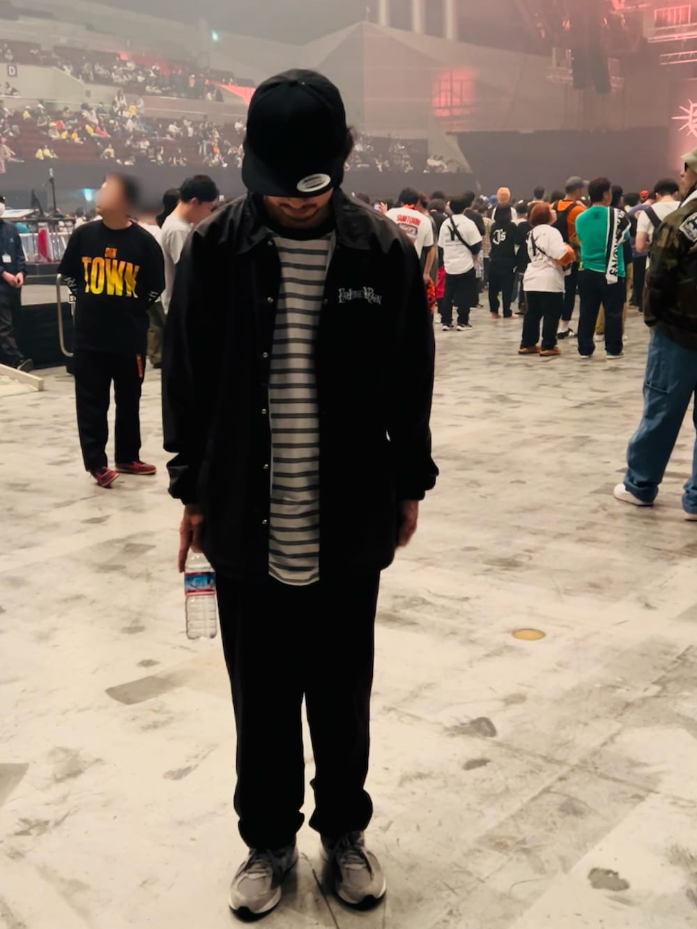 ブラック系のジャケット/アウター、ブラック系のその他パンツ、その他のその他を着用したメンズの春コーディネートの2枚目の写真