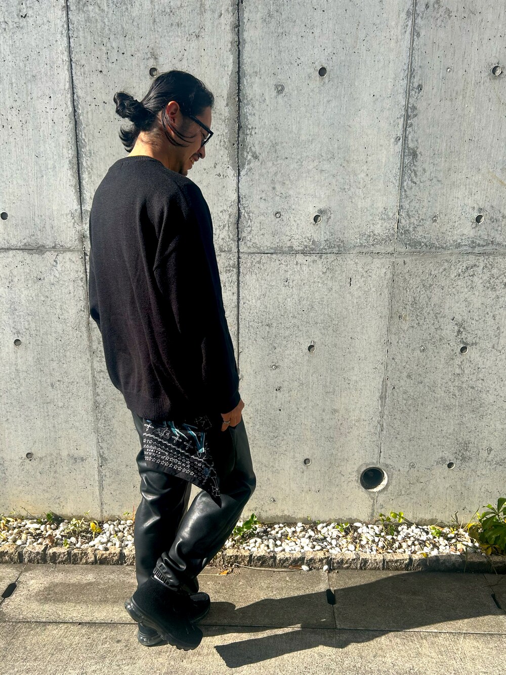 ブラック系のその他パンツ、ブラック系のその他シューズ、ブラック系のニット/セーターを着用したメンズの冬コーディネートの3枚目の写真