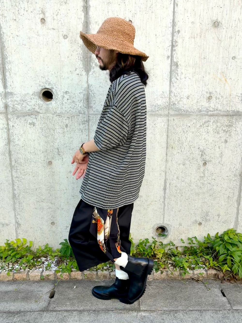 ブラック系のその他パンツ、ブラック系のTシャツ/カットソー、ブラック系のブーツを着用したメンズの夏コーディネートの2枚目の写真