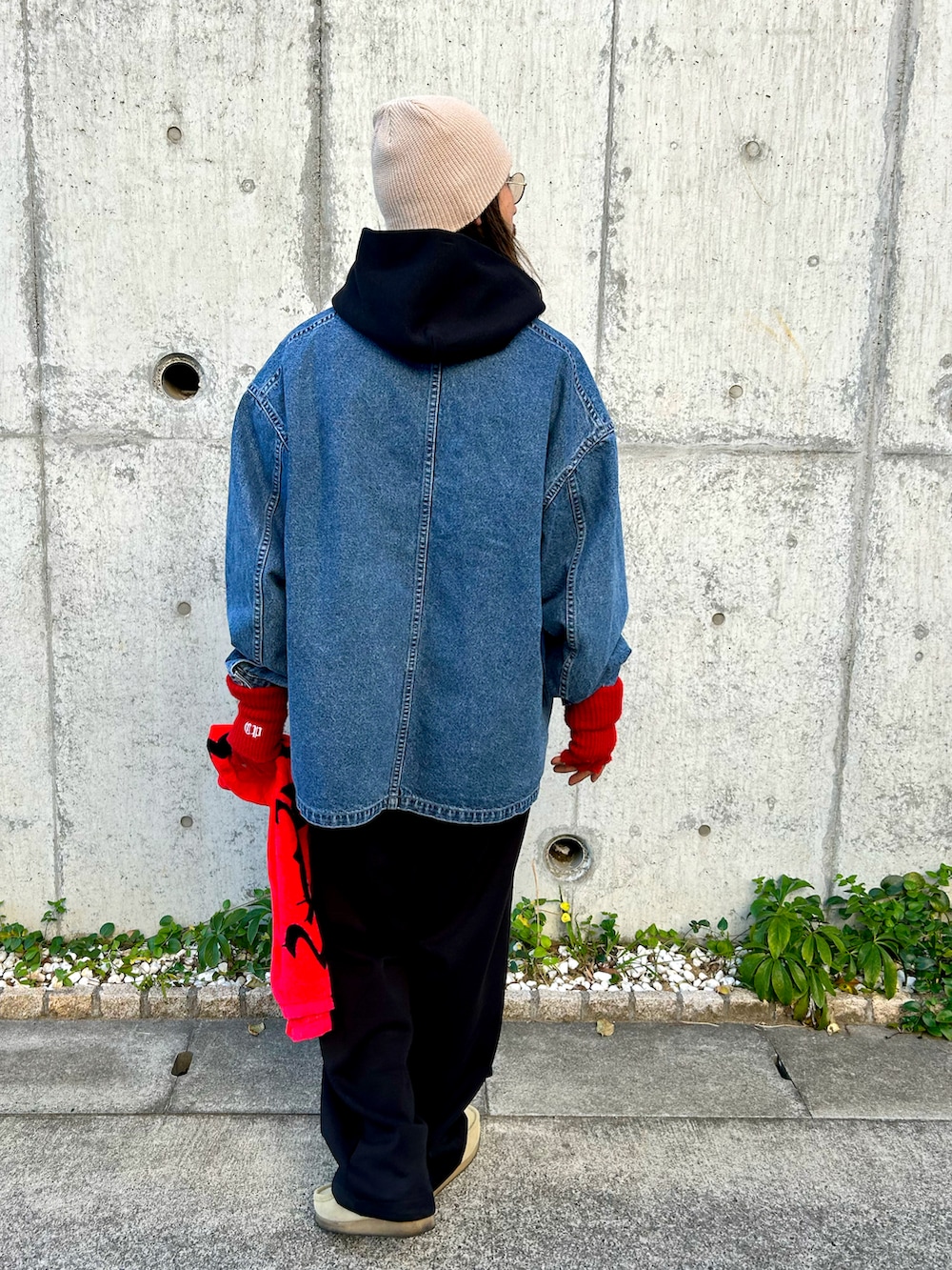 ベージュ系のブーツ、ブラック系のスウェットパンツ、ブルー系のカバーオールを着用したメンズの秋コーディネートの3枚目の写真