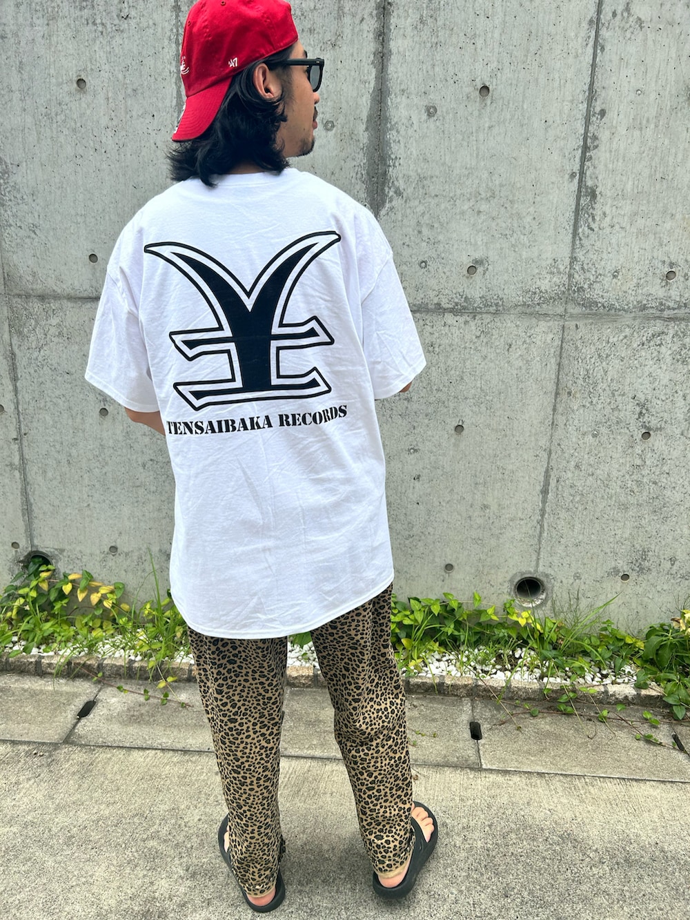 その他のその他パンツ、ホワイト系のTシャツ/カットソーを着用したメンズの夏コーディネートの2枚目の写真