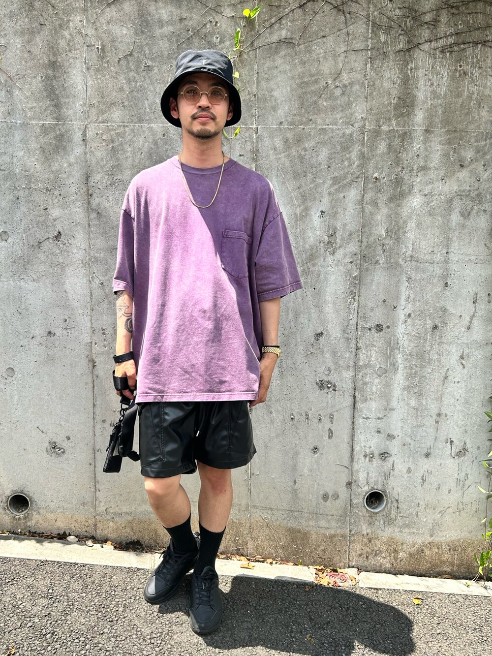 パープル系のTシャツ/カットソー、ブラック系のポーチ、ブラック系のソックス/靴下を着用したメンズの夏コーディネートの2枚目の写真