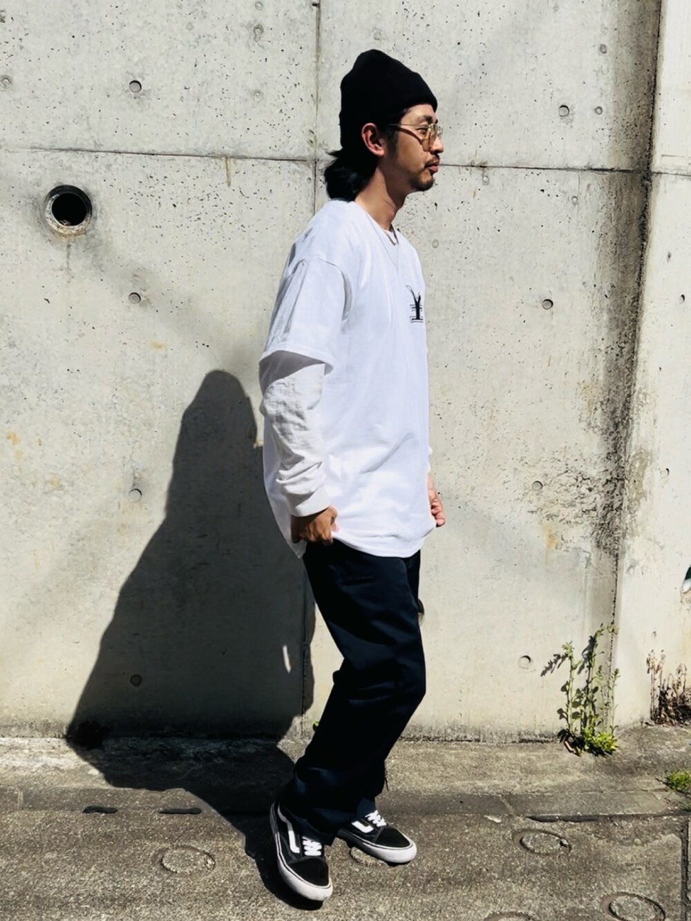 ブルー系のチノパンツ、ホワイト系のTシャツ/カットソー、ブラック系のニットキャップ/ビーニーを着用したメンズの春コーディネートの2枚目の写真