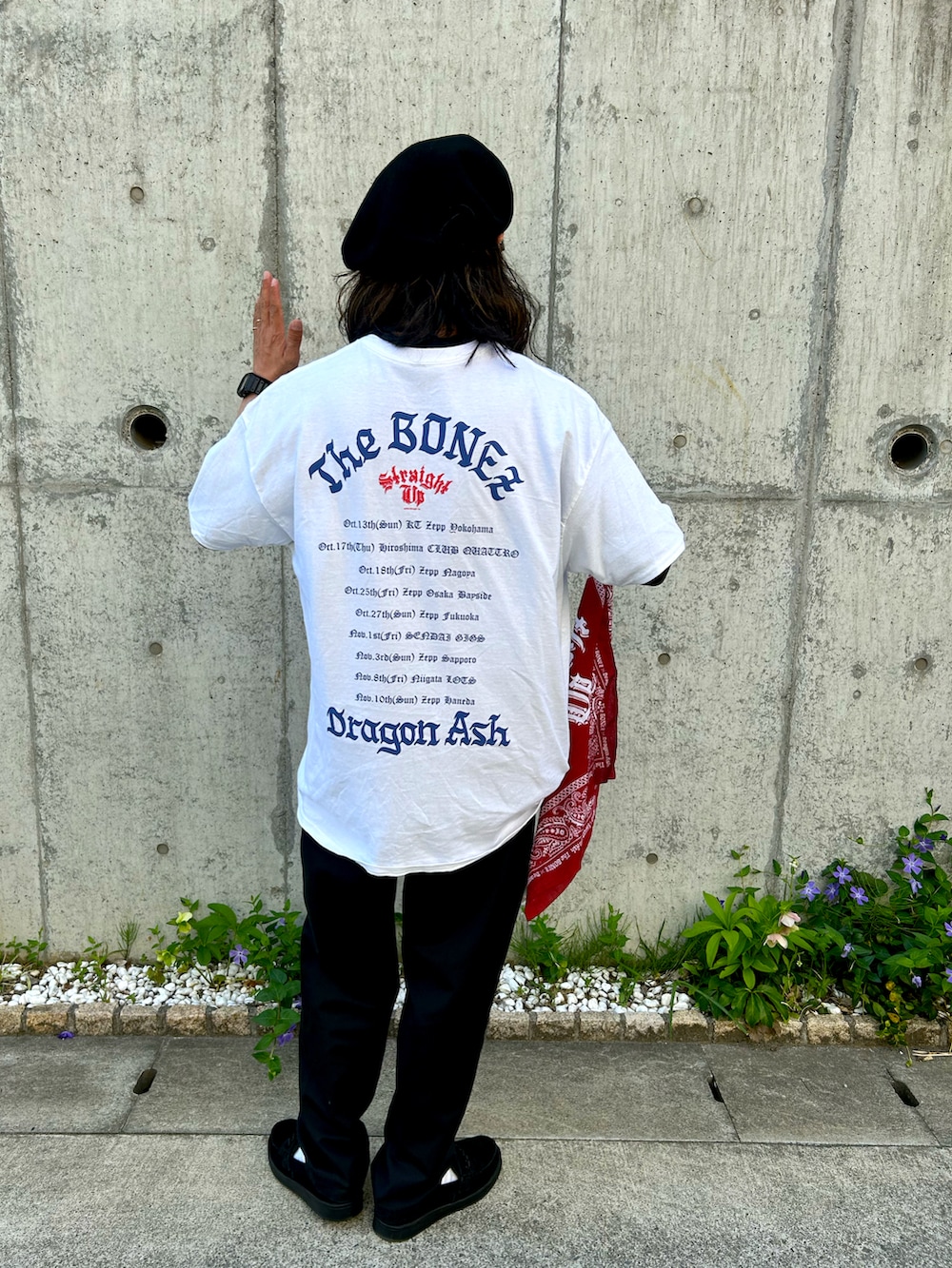 ブラック系のジャケット/アウター、ブラック系のその他パンツ、ブラック系のローファーを着用したメンズの春コーディネートの3枚目の写真