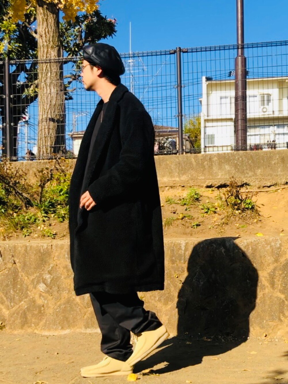 ブラック系のその他パンツ、ベージュ系のブーツ、ブラック系のその他アウターを着用したメンズの冬コーディネートの3枚目の写真