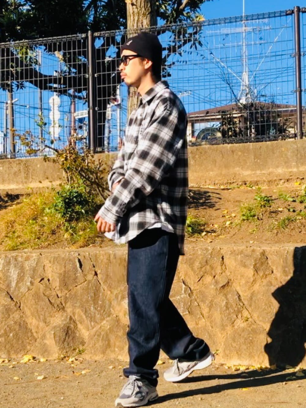 「ファッションを楽しもう、オーバーサイズ、秋のコーデ、ワイドパンツ、カジュアルコーデ、ラフ、チェックシャツ、ニット帽、サングラス、ニューバランス」｜「NEW BALANCEの2002R（スニーカー、グレー系）」を使った、Rainyさん（メンズ・174cm）の秋コーディネートの2枚目の写真