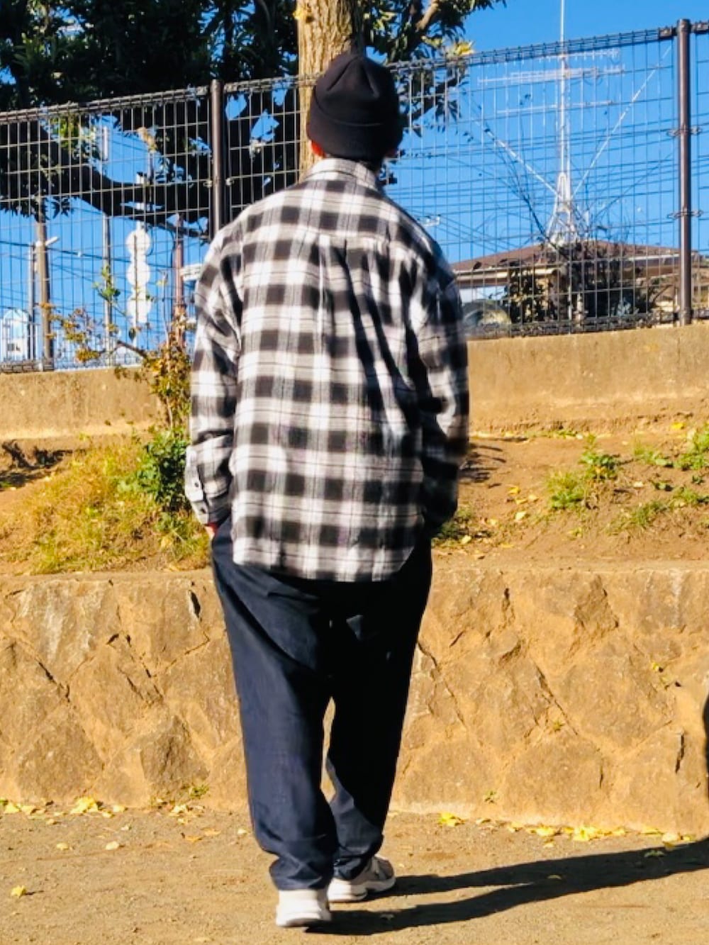 「ファッションを楽しもう、オーバーサイズ、秋のコーデ、ワイドパンツ、カジュアルコーデ、ラフ、チェックシャツ、ニット帽、サングラス、ニューバランス」｜「NEW BALANCEの2002R（スニーカー、グレー系）」を使った、Rainyさん（メンズ・174cm）の秋コーディネートの3枚目の写真