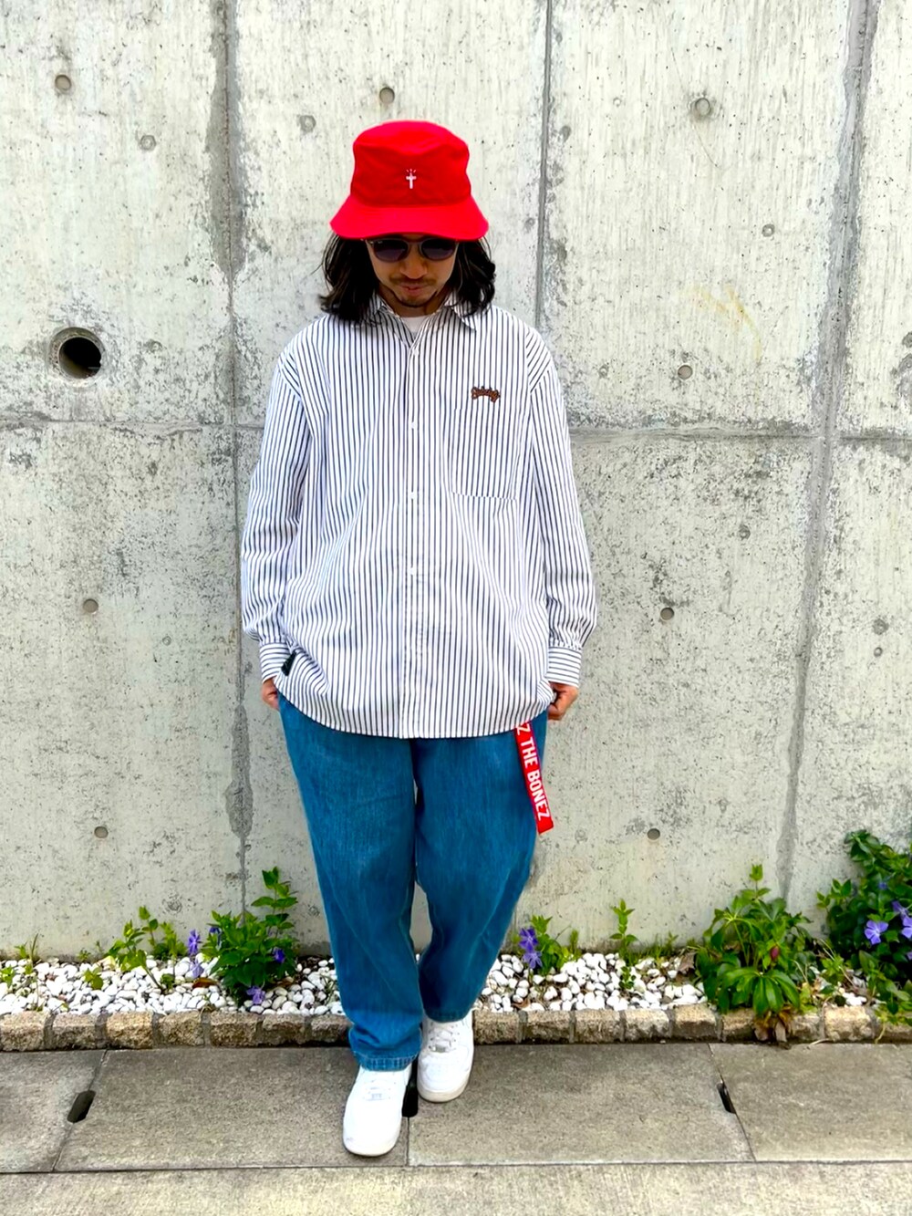 ホワイト系のシャツ/ブラウス、ブルー系のデニムパンツ、ホワイト系のスニーカーを着用したメンズの春コーディネートの2枚目の写真