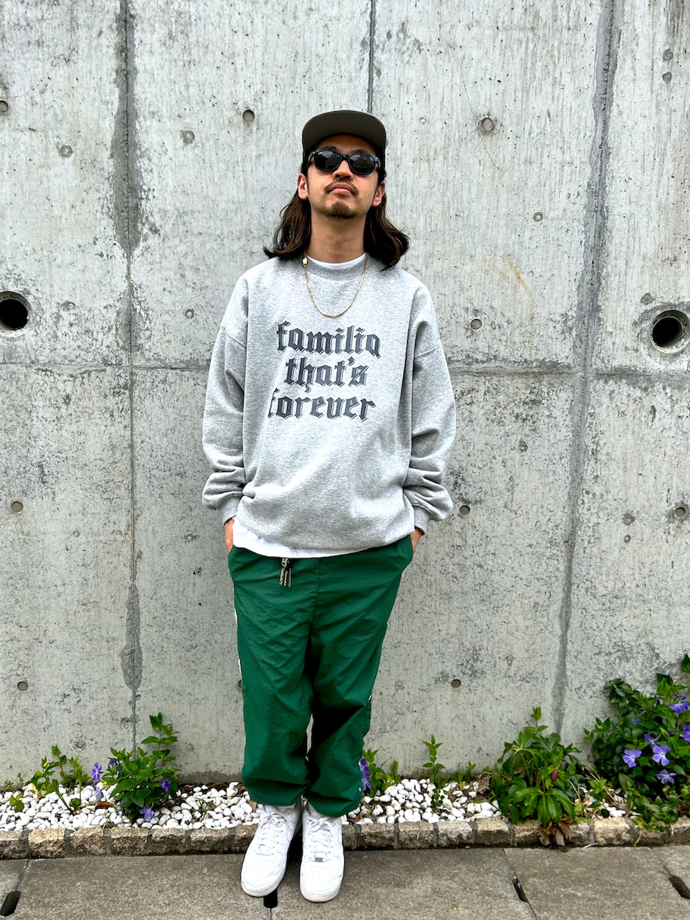 「スニーカー、ストリート、スウェット、ナイロンパンツ、ラフ、ラクチンコーデ、グリーン、キャップ、白、サングラス、春めき満開コーデ」｜「MSMLのアイテム（キャップ、ブルー系）」を使った、Rainyさん（メンズ・174cm）の春コーディネートの2枚目の写真