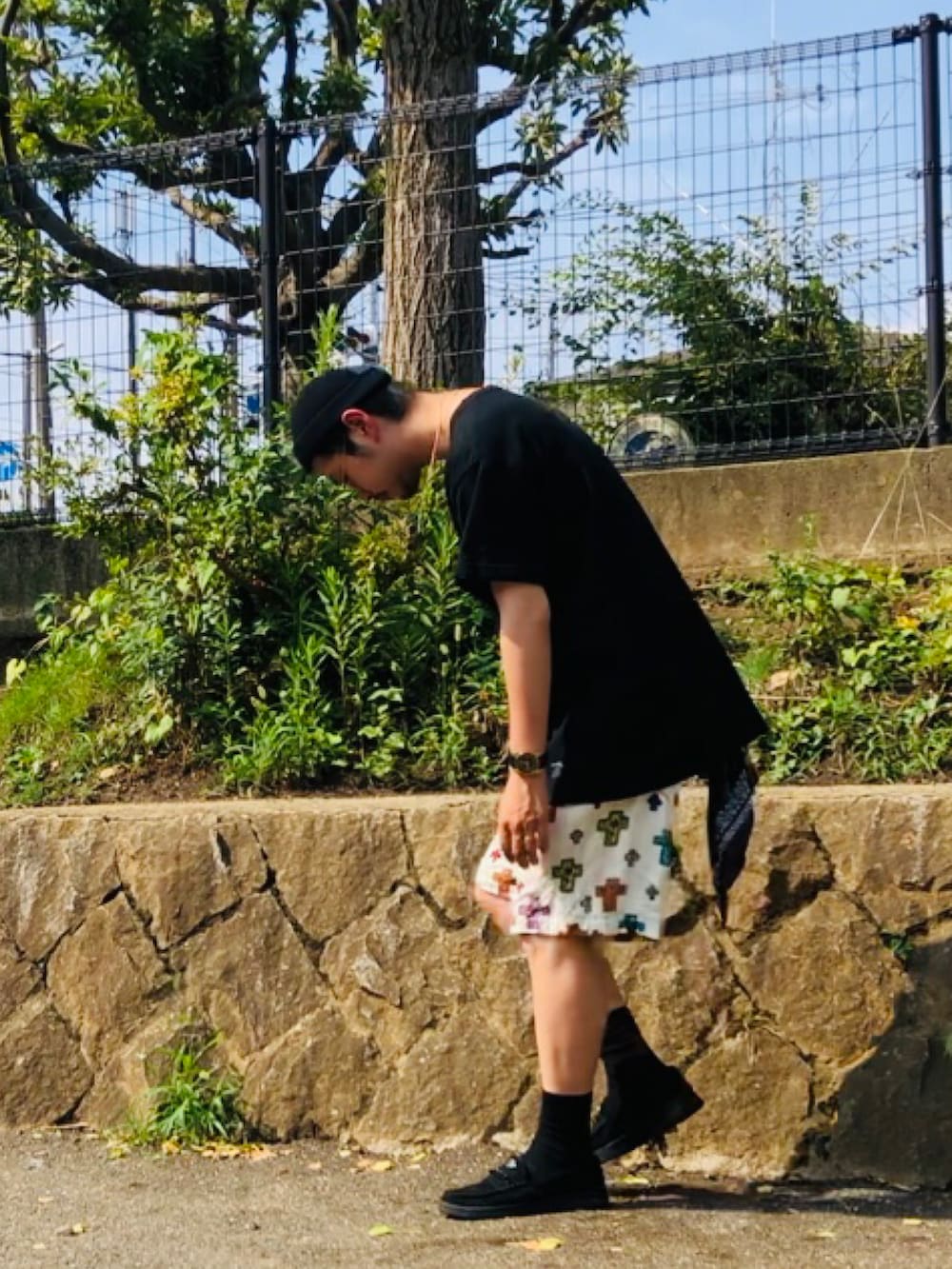 ブラック系のTシャツ/カットソー、ホワイト系のその他パンツ、ブラック系のローファーを着用したメンズの夏コーディネートの3枚目の写真