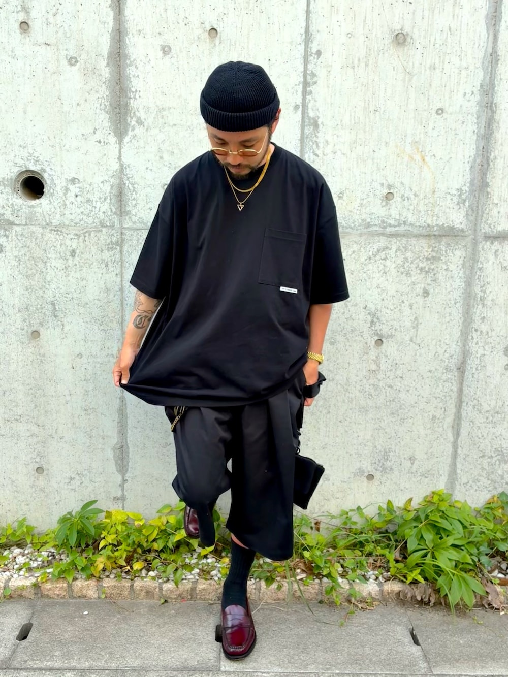 ブラック系のその他パンツ、ブラック系のTシャツ/カットソー、ブラック系のショルダーバッグを着用したメンズの夏コーディネートの2枚目の写真