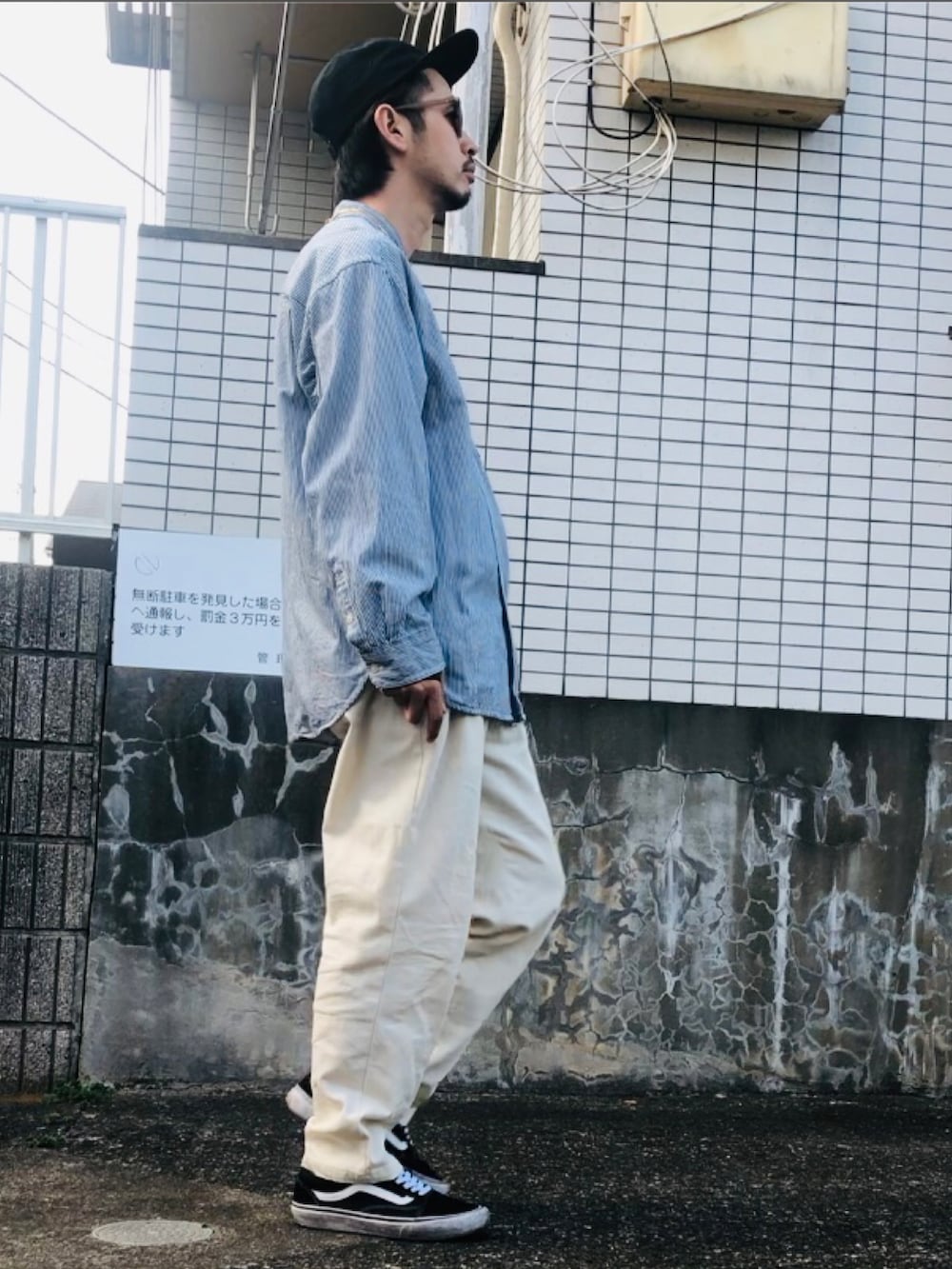 ホワイト系のシャツ/ブラウス、ホワイト系のその他パンツ、ブラック系のスニーカーを着用したメンズの春コーディネートの2枚目の写真